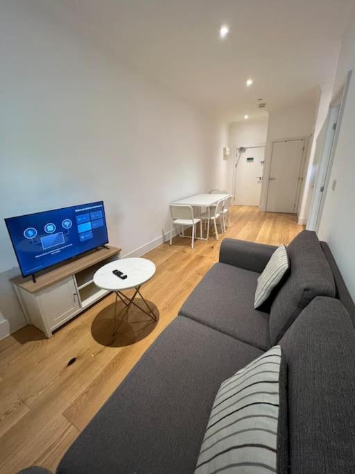 Cozy Modern Apartment In Croydon Central Eksteriør billede
