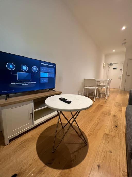 Cozy Modern Apartment In Croydon Central Eksteriør billede