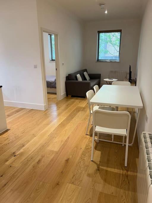Cozy Modern Apartment In Croydon Central Eksteriør billede